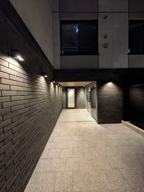 エントランス　ライトアップされたエントランス