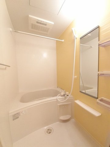 バス・シャワールーム　コンパクトで使いやすいお風呂です