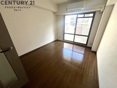 居室・リビング　床色が落ち着いた色合いで、とてもきれいです。