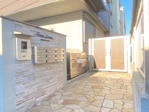 エントランス　共用エントランスはオートロック仕様で安心・安全♪宅配ＢＯＸ付