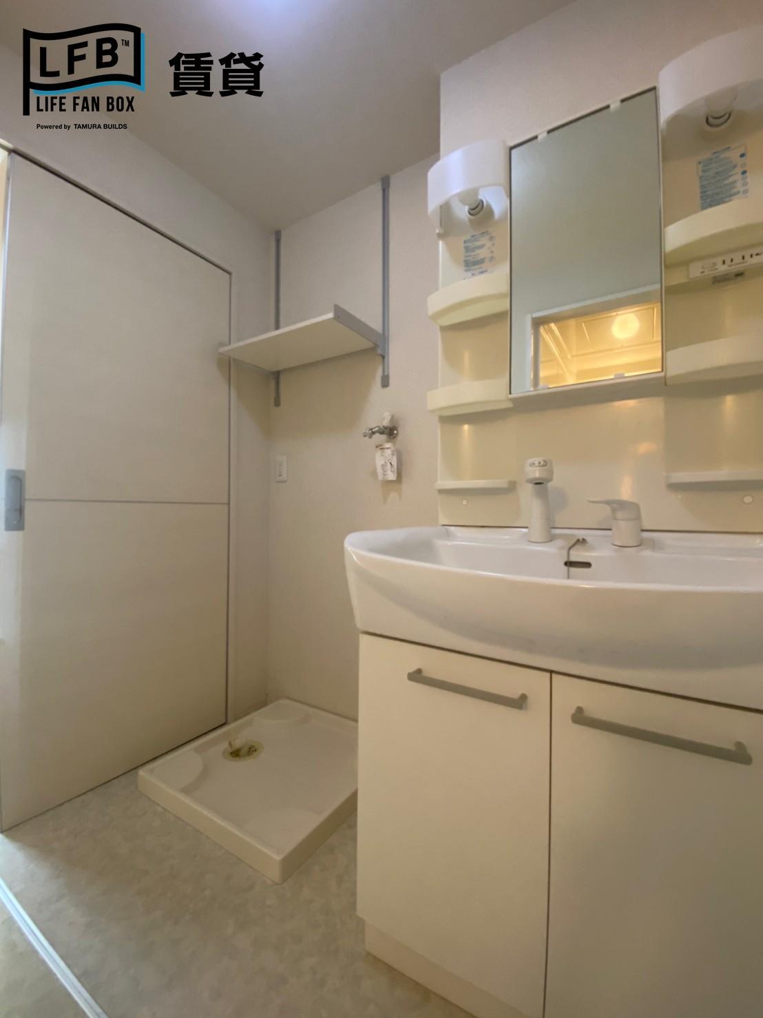 洗面設備　※反転間取り102号室の室内写真です。壁紙や床の色、仕様が異