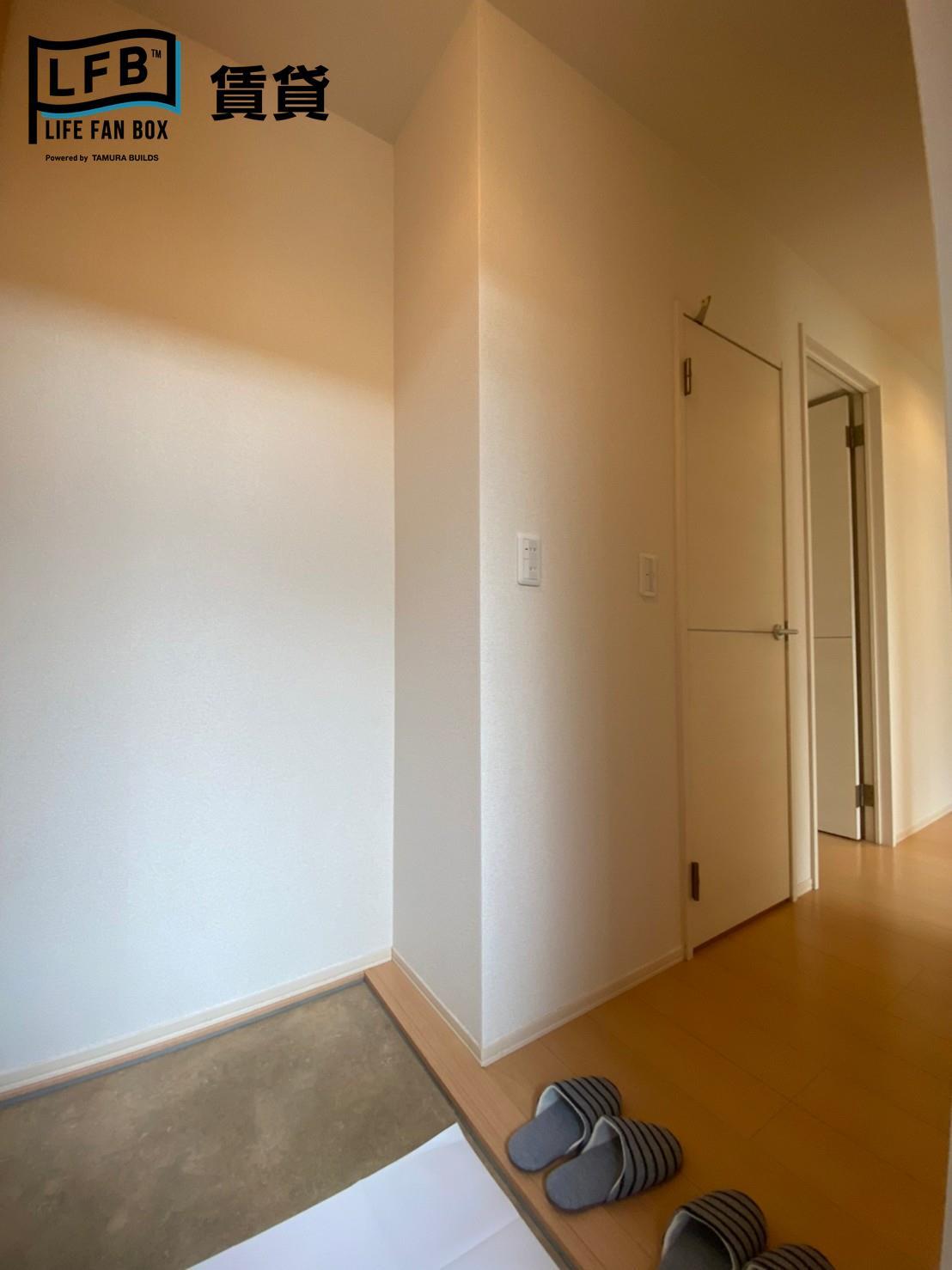 玄関　※反転間取り102号室の室内写真です。壁紙や床の色、仕様が異