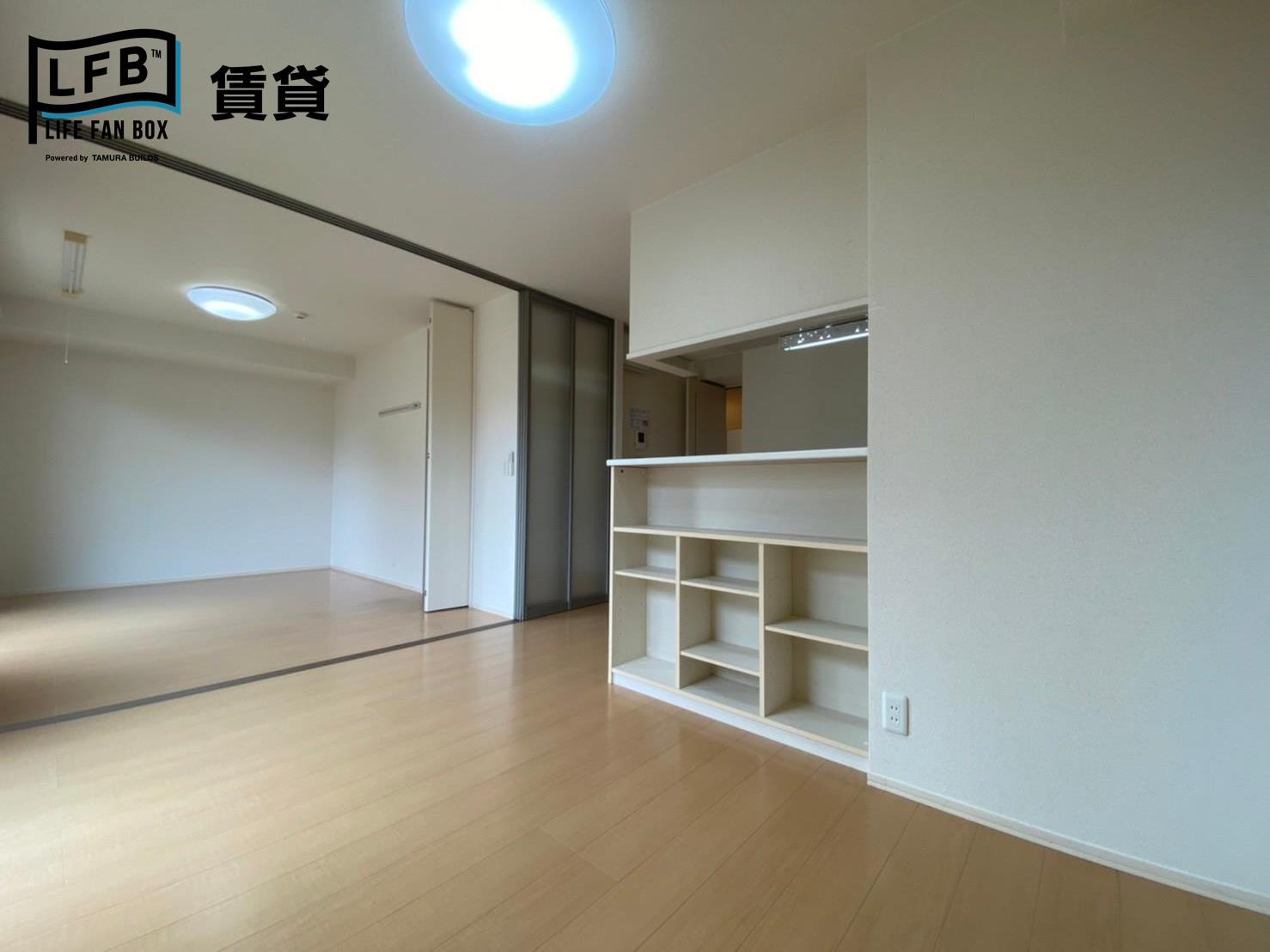 居室・リビング　※反転間取り102号室の室内写真です。壁紙や床の色、仕様が異