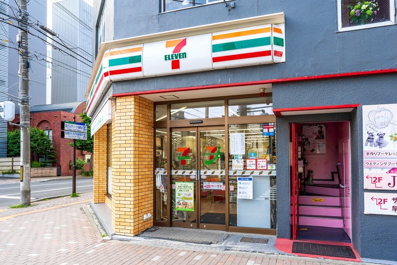 コンビニ　セブンイレブン札幌大通東4丁目店（コンビニ）まで325m