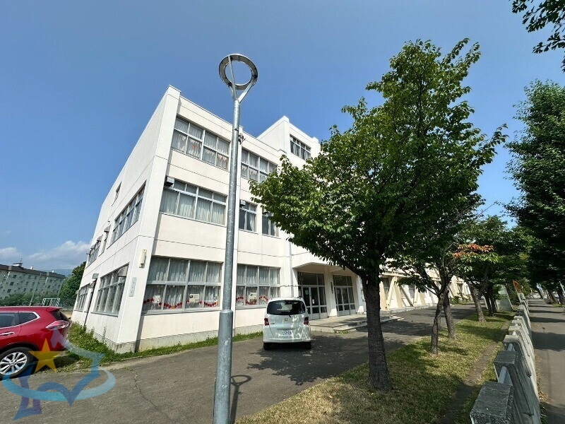 小学校　札幌市立八軒西小学校（小学校）まで1057m