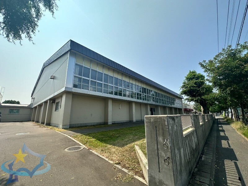 中学校　札幌市立八軒中学校（中学校）まで494m