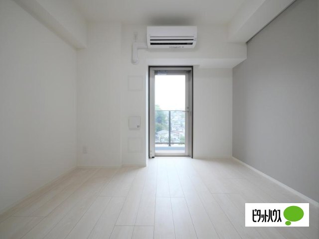 居室・リビング　明るい色のフローリングです♪