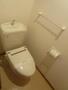トイレ　落ち着いた色調のトイレです