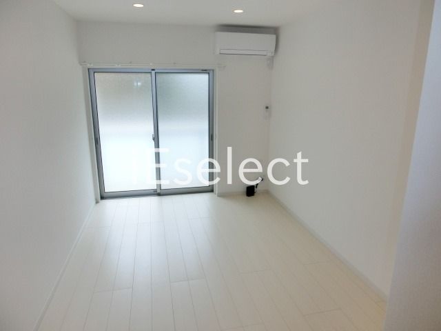 居室・リビング　白を基調としたオシャレな洋室です。