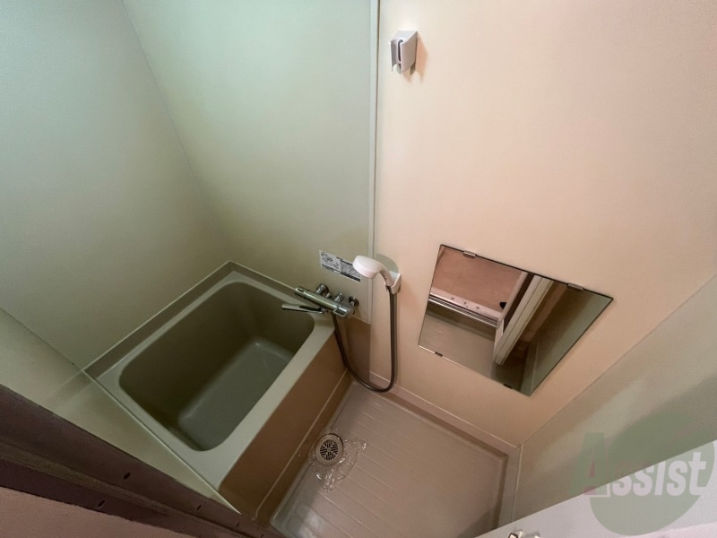 バス・シャワールーム　こちらはお風呂。一日の疲れをここで癒してください。