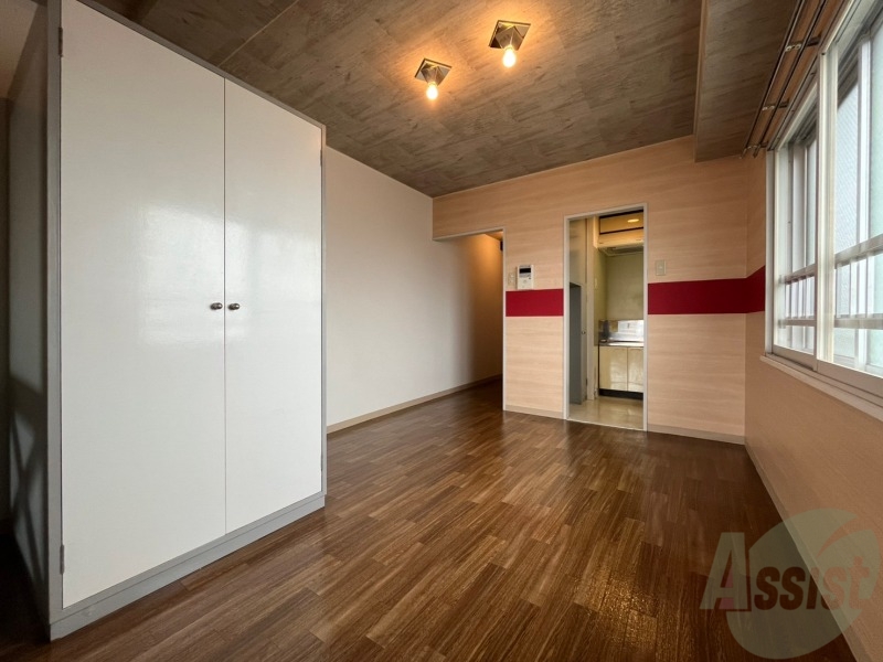 居室・リビング　お洒落なカラーのクロスになっています！照明もお洒落ですね。