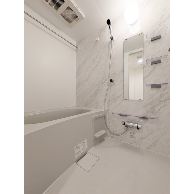 バス・シャワールーム　明るい室内です