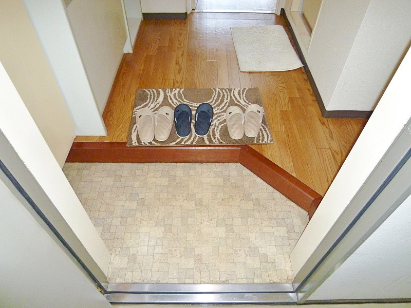 玄関　※実際のお部屋は家具・家電なしです。