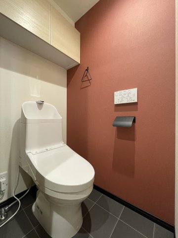 トイレ　落ち着いた色調のトイレです