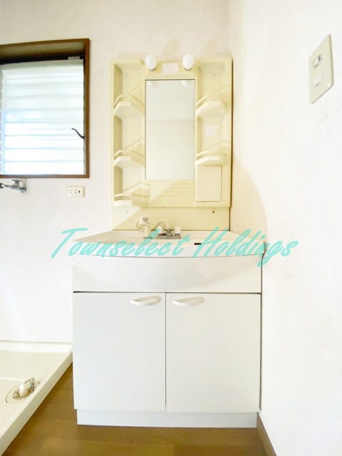 洗面設備　明るい洗面所です