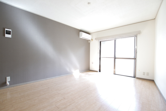 居室・リビング　★過去募集時の写真です★８．３帖の洋室★