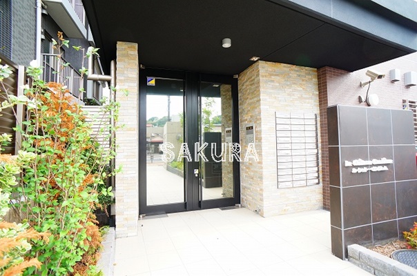 エントランス　重厚感のある建物デザイン♪