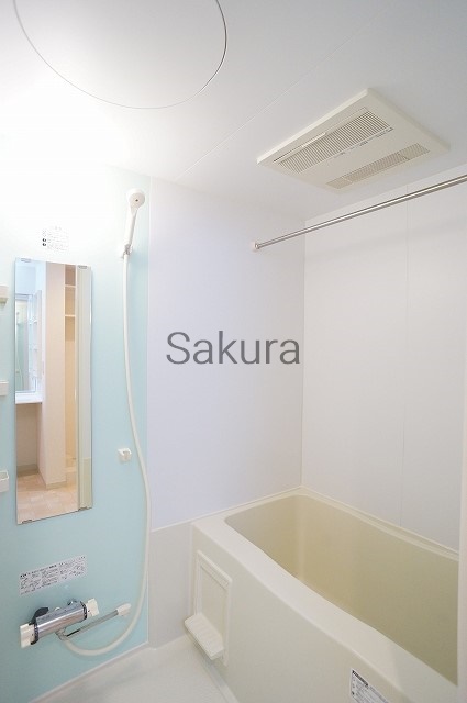 バス・シャワールーム　嬉しい追い焚き・浴室乾燥機付きです♪