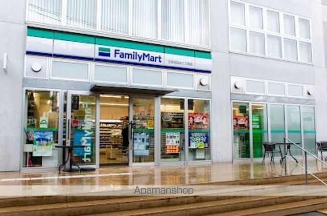 コンビニ　ファミリーマート文京目白台三丁目店（コンビニ）まで304m