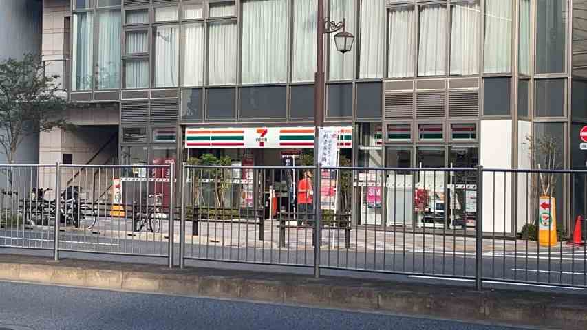 コンビニ　セブンイレブン（コンビニ）まで220m