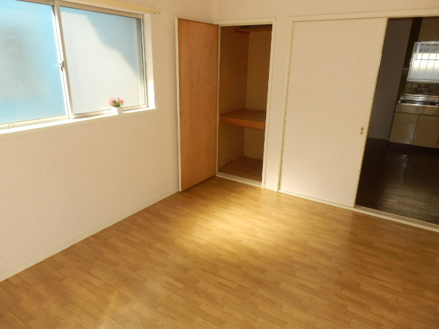 居室・リビング　2面採光の洋室