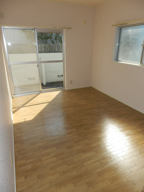 居室・リビング　2面採光の明るい室内