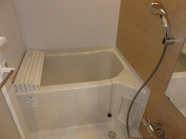 バス・シャワールーム　バストイレ別で清潔感のある水回り。