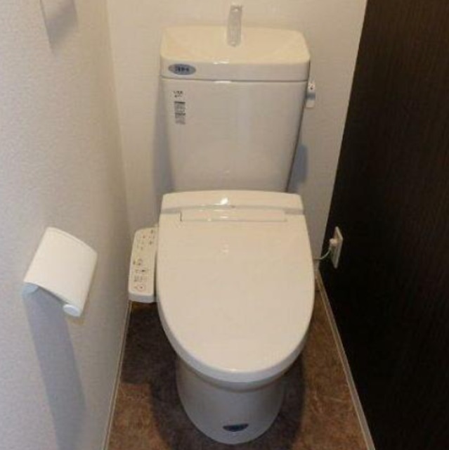 トイレ　バストイレ別で清潔感のある水回り。