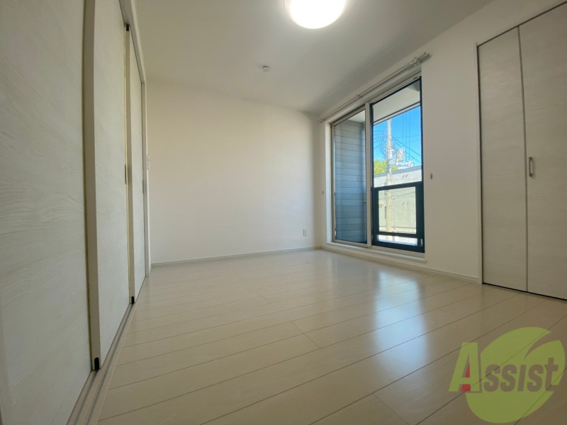 その他部屋・スペース　こちらが寝室です。窓が大きくて明るいですね。