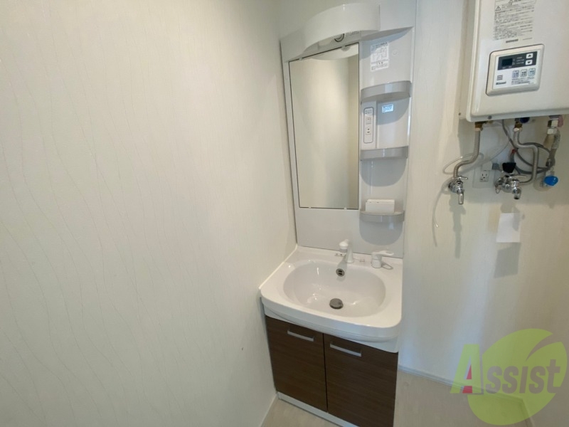 洗面設備　独立洗面台です。大きくてよいですね。シャンプーもできます。