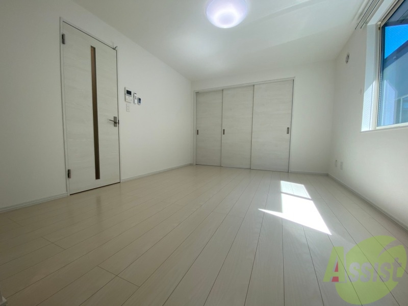 居室・リビング　リビングです。白を基調としていてお部屋全体が明るいですね！