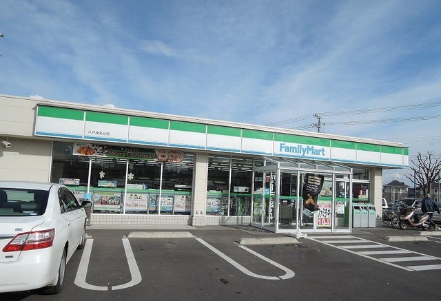 コンビニ　ファミリーマート湊高台店（コンビニ）まで700m