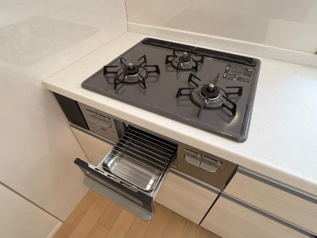 キッチン　3口コンログリル付き