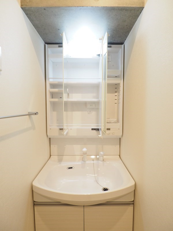 洗面設備　独立洗面台。脱衣所あり。