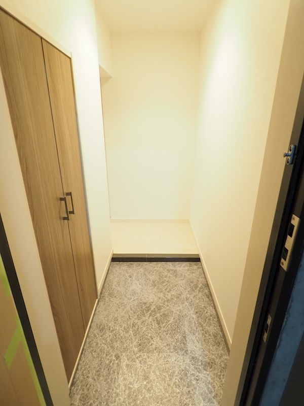 玄関　落ち着いた色合いの玄関です。