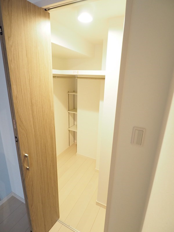 収納　奥行のあるウォークインクローゼット。