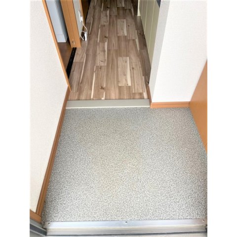 玄関　※写真は102のもの