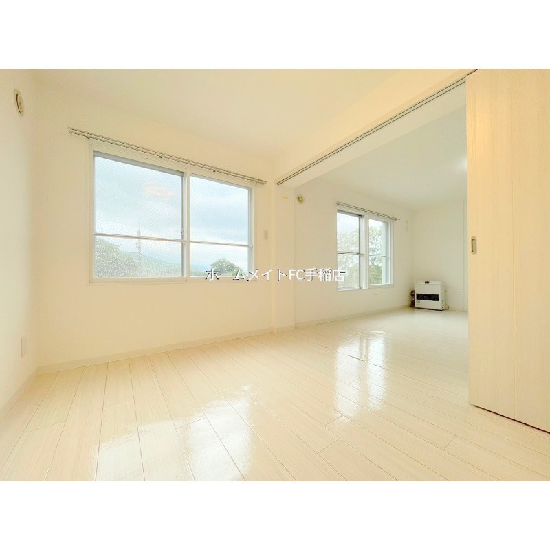 居室・リビング　明るい洋室です♪