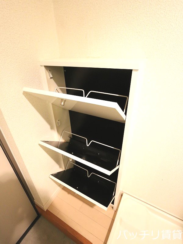 玄関　別号室タイプの為、現状を優先致します。