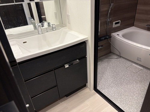 洗面設備　洗面所：３面鏡付洗面化粧台     （2026年2月撮影）