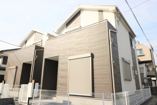 建物外観　右：Ａ棟、左：Ｂ棟