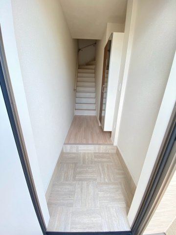 玄関　※同タイプの写真となります。