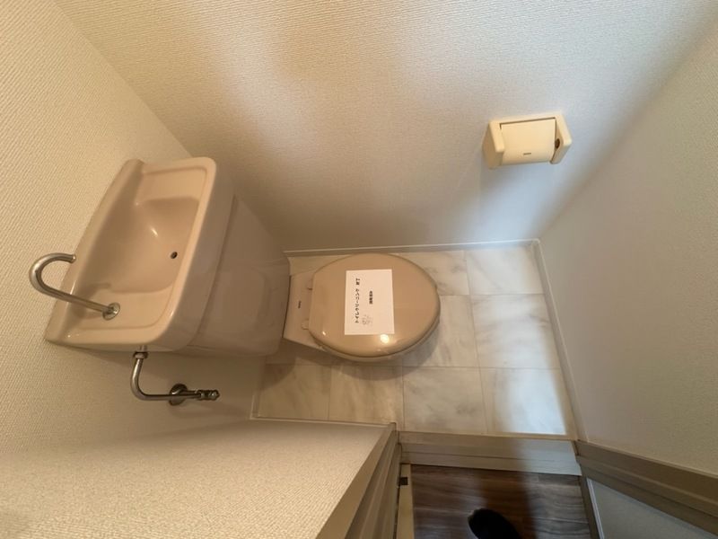 トイレ　落ち着いた色調のトイレです