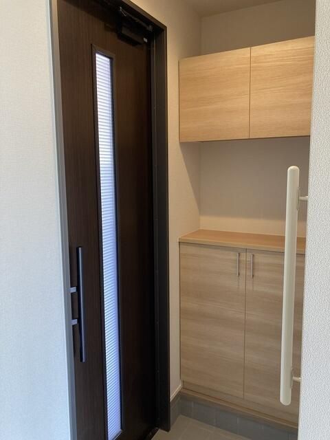 玄関　■モニタ付インターホン付き玄関■シューズラック■ダウンライト