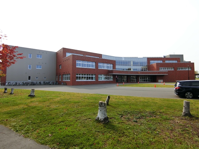 中学校　江別市立江別第一中学校（中学校）まで985m