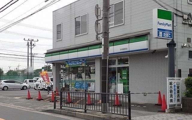 コンビニ　ファミリーマート様（コンビニ）まで550m