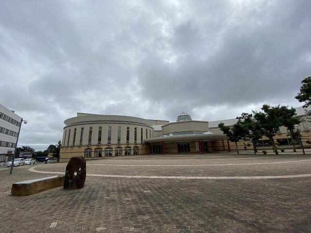 図書館　図書館・芸術文化ホール（図書館）まで603m