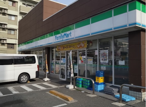 コンビニ　ファミリーマート 小豆沢環八通り店（コンビニ）まで220m