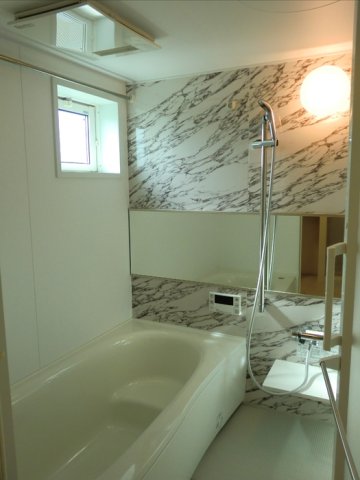 バス・シャワールーム　落ち着いた空間のお風呂です