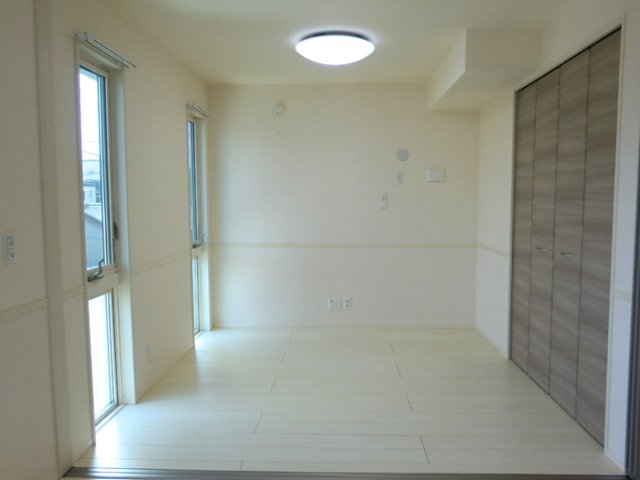 その他部屋・スペース　開放的な寝室です